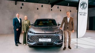 V.l.n.r.: Andre Everts (Geschäftsführer), Pauline Tiemeyer (Bereichsleitung Personal, Marketing & Business Development), Sebastian Holdt (Standortleiter Hemer) (Bild: Tiemeyer)