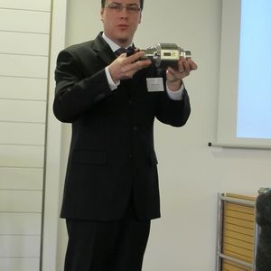 Referenten Fachpressetage 2013 in Karlsruhe Sven Quant von ifm electronic erklärt den neuen Magnetisch-induktiven Durchflusssensor. (Bild: Ernhofer)