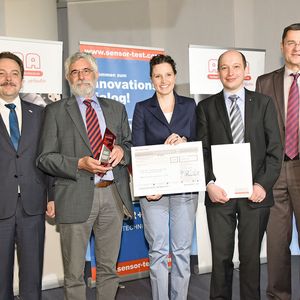 Das Gewinnerteam „Nerven aus Glas“ (v.l.: Peter Krause (AMA), Prof. Dr. Wolfgang Schade, Anna Lena Baumann (Photonik Inkubator/Fraunhofer-HHI), Dr. Martin Angelmahr (Fraunhofer-HHI), Prof. Dr. Andreas Schütze (Jury/Universität des Saarlandes).