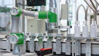 Auf der Interpack in Düsseldorf präsentiert Schneider Electric unter anderem, wie ein neuer Cobot mit einem produktivitätssteigernden Transportsystem zusammenarbeitet. Die Innovationen der Ratinger sollen bestehende Herausforderungen bewältigen helfen. (Bild: Schneider Electric / J. Schreier)