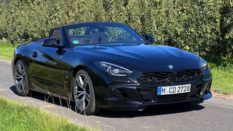 Der BMW Z4 setzt auch 2024 das Roadster-Vergnügen der Marke fort. Die im Herbst 2002 eingeführte Roadster-Baureihe löste den Z3 ab. Ab Frühjahr 2006 bis zur zweiten Generation war der Z4 auch als Coupé erhältlich. (Bild: autodrom)