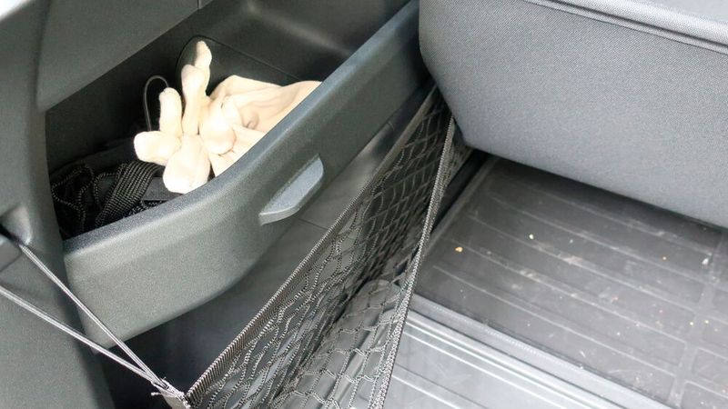 9. Stauraum: Skoda hat an verschiedenen Stellen im Innenraum praktische Ablagen geschaffen, damit Kleinteile nicht durch das Auto wandern. Unter anderem sind Handschuhe griffbereit verstaut. Die sind von Skoda mitgeliefert, wer also mal außen hantieren muss, macht sich die Hände nicht schmutzig. (Bild: Grimm – kfz-betrieb)