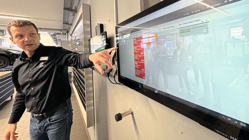 Überall im Betrieb sind die notwendigen Daten verfügbar – am Verkäuferarbeitsplatz oder in der Werkstatt.  (Bild: Achter – VCG)