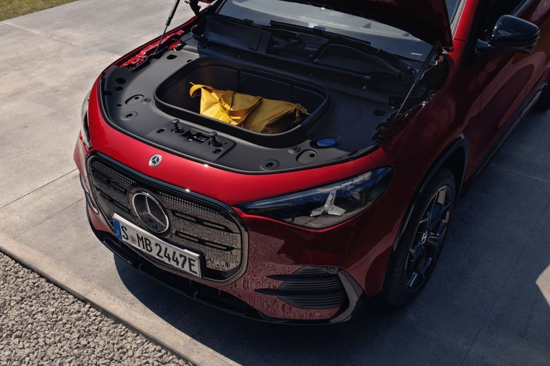 Der rein elektrische GLA hat unter der Fronthaube einen Stauraum (Frunk). (Bild: Mercedes-Benz)