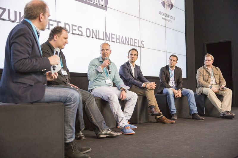 Podiumsdiskussion (v. l.): Jochen Krisch, Dietmar Hölscher, Pedro Klemt, Adrian Hotz, Mirko Platz, Jochen Fuchs (Bild: Shopware)