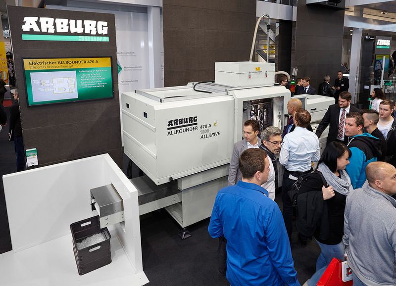 Der Allrounder 470 A in Reinraumausführung verfügt auch über ein Reinluftmodul mit Ionisierung über der Schließeinheit und ein verlängertes Förderband mit Tunneleinhausung zur Andockung an einen Reinraum.  (Arburg)