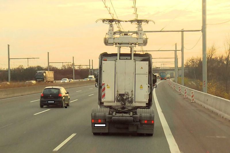 In das Pilotprojekt Elisa – elektrifizierter, innovativer Schwerverkehr auf Autobahnen – sind unter anderem die Siemens AG, die TU Darmstadt oder der Energieversorger Entega eingebunden.  (Hessen Mobil)