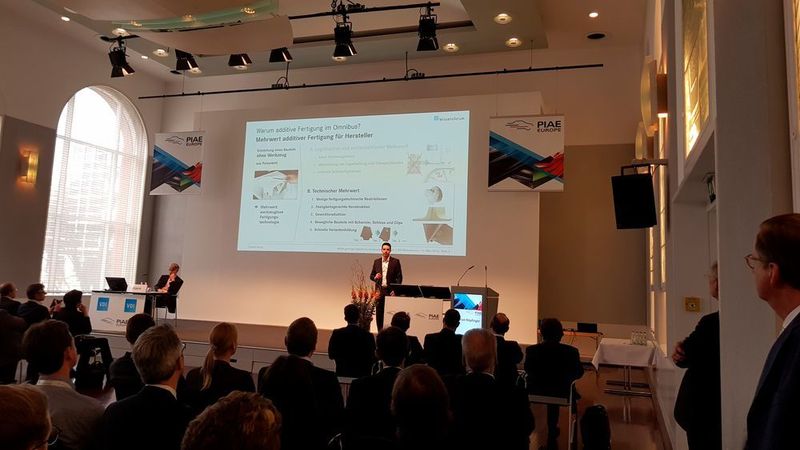 Florian Höpfinger (Evo Bus) stellte den Mehrwert von additiv gefertigten Bauteilen für Kundensonderwünsche im Bussektor dar. (D.Quitter/konstruktionspraxis)