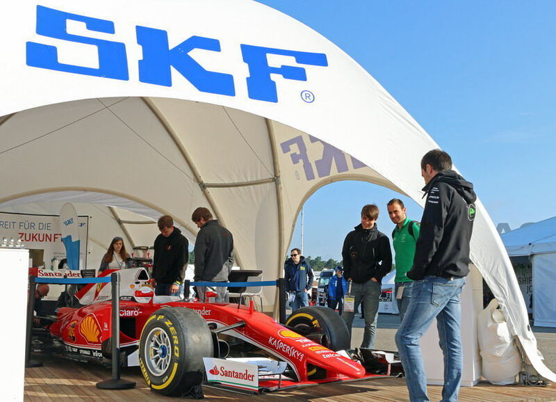 Symbol für die traditionsreiche Förderung des automobilen Rennsports durch SKF: ein echter „Vettel-Ferrari“ auf dem SKF-Stand bei der Formula Student Germany in Hockenheim. (SKF)