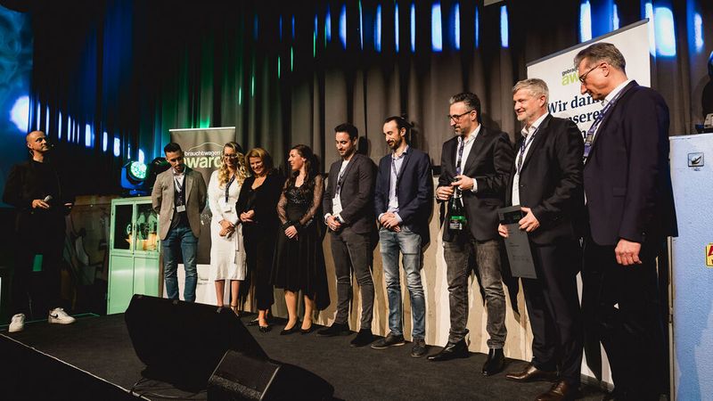 Weiter gings mit der Kategorie Freier Handel. Die Teams der Top-3-Betriebe warten gespannt auf ihre Platzierung: (v. r.) Autohaus 24, Autohaus Klein und Autowelt Prusseit (Bild: Stefan Bausewein)