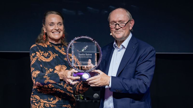 Und er zeichnete im Rahmen der Neueröffnung des Classic Center mit dem „Mercedes-Benz Heritage Lifetime Achievement Award“, der besondere Lebensleistungen in der automobilen Kultur würdigt, Sandra Button, Chairman des Pebble Beach Concours d’Elegance für ihr Lebenswerk aus.  (Bild: Mercedes-Benz Heritage)