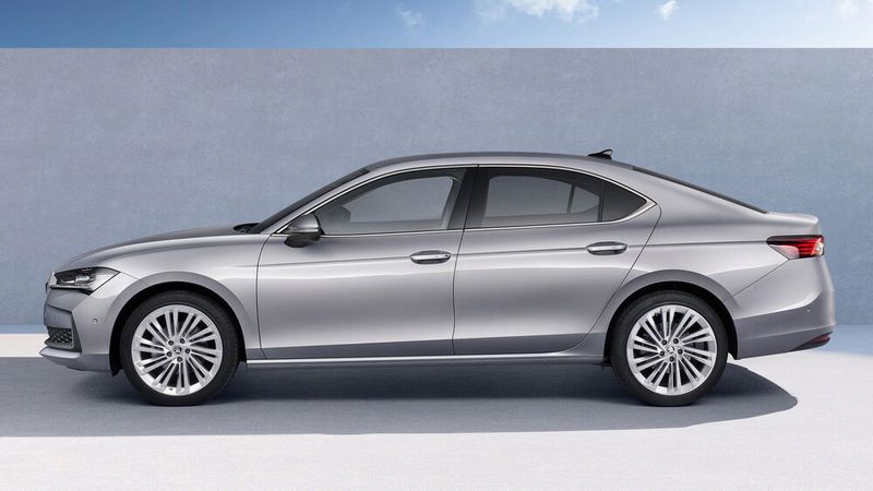 Im Vergleich zur vorigen Generation wirkt der jetzt 4,90 Meter lange Wagen etwas wuchtiger. (Bild: Skoda)