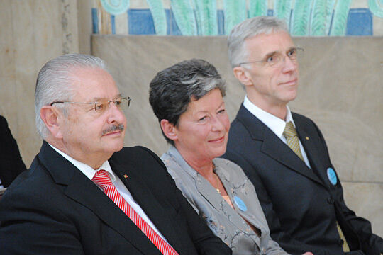Aufmerksame Zuhörer: Jürgen Karpinski (li.), Präsident Landesverband Hessen, und Ehepaar Uta und Uwe Grautegein. (Baeuchle)