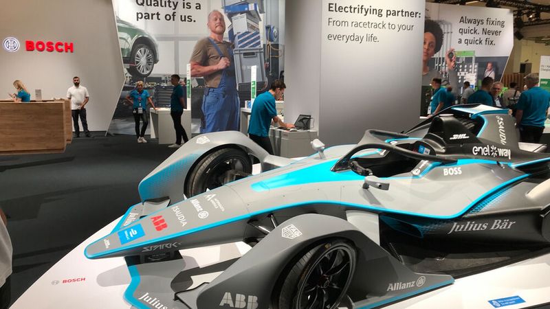 Werkstattgeschäft ist zwar oft Massengeschäft. Aber es kommen doch immer auch herausfordernde Kunden und Fahrzeuge. (Bild: Rosenow – »kfz-betrieb«)