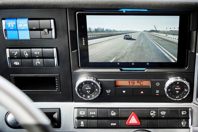 Damit jeder Fahrer im Konvoi weiß, was an der Spitze geschieht, übermittelt die Kamera im ersten Lkw das Verkehrsgeschehen auf einen kleinen Bildschirm neben dem Lenkrad. (Foto: Daimler)