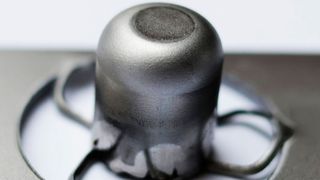 Das Ultraschall-Tiefziehen macht den Unterschied: mit Ziehverhältnis 2,3 und Schwingungsunterstützung tiefgezogener, etwa 5 cm langer Napf. (Bild: Fraunhofer IWU)