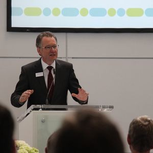 "Die umfassende Laborkompetenz vor Ort wird es uns ermöglichen, Entwicklungsprozesse deutlich zu beschleunigen." Mit diesen Worten eröffnet Roland Bent, Geschäftsführer Phoenix Contact, die Feierstunde zur Einweihung des neuen Forschungs- und Technologiezentrums.