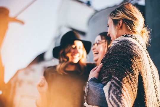 Seit jeher geht es beim Verkauf darum, Beziehungen aufzubauen, Vertrauen herzustellen und den eigenen Expertenstatus zu vermitteln, Social Selling funktioniert genauso. Seit jeher geht es beim Verkauf darum, Beziehungen aufzubauen, Vertrauen herzustellen und den eigenen Expertenstatus zu vermitteln, Social Selling funktioniert genauso.