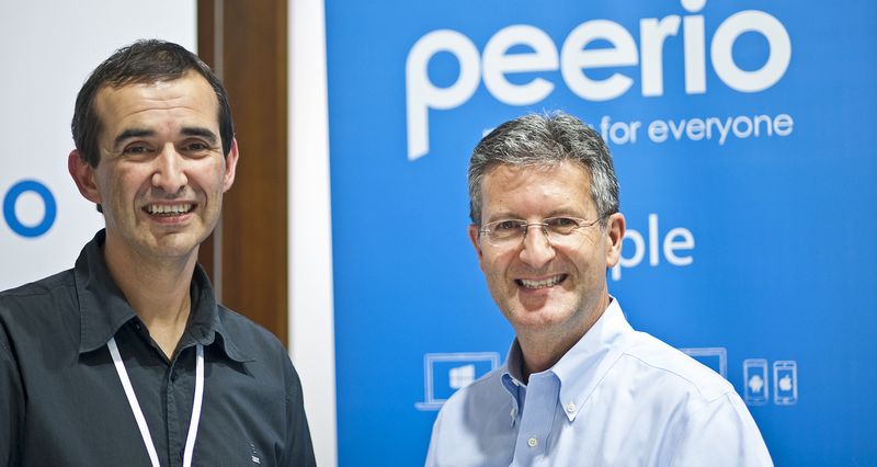 Aussteller Tom Poitras von Peerio (r.) im Gespräch (Bild: Gwava)