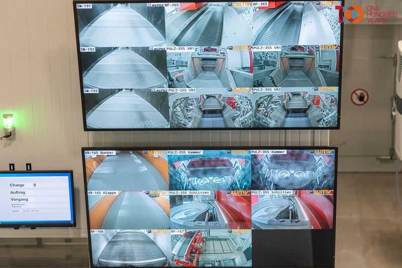 Das Beschichtungsgeschehen in der WMV Pulz kann man leider nur per Kamera verfolgen. (Bild: Ejot)