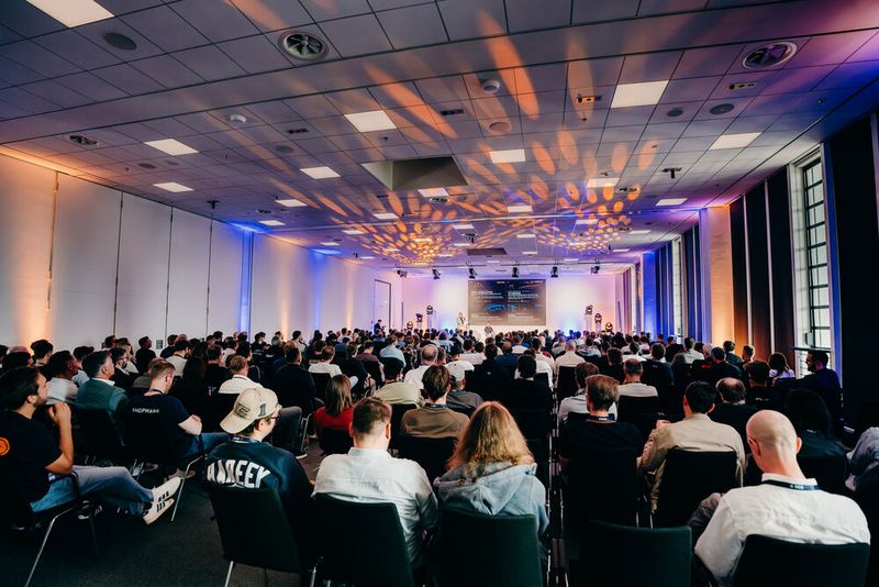 Auf großes Interesse stieß der „Reality Check on AI Driven Software“ mit Stefan Hamann, Co-CEO von Shopware. (Bild: Shopware)