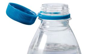 Was jetzt? Gut oder schlecht? Einige Experten halten den fest angebundenen Flaschenverschluss (tethered caps) für Europa für Unsinn, aber andere Kunststoffkenner sind dafür. Hier kommt die Meinung von Plastics Europe Deutschland. (Bild: P. Lausendong)