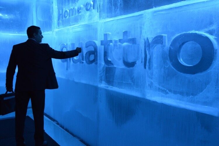 Die Ingolstädter verschafften Besuchern im Eingangsbereich ihres Pavillons mit einer Eis-Installation Abkühlung. (Foto: Achter)