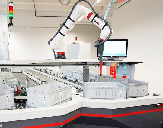 So sieht laut TGW Logistics ein Gamechanger für die Intralogistik aus. Es handelt sich um einen KI-basierten Pickroboter namens Rovoflex, der zusammen mit dem Pickcenter eine kompakte Kommissionierstation bildet, die über 1.000 Zugriffe pro Stunde erreicht, wie es heißt.(Bild:  TGW Logistics)