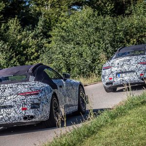 Der Marken-Klassiker SL ist im leichten Tarnkleid auf öffentliche Straßen unterwegs.(Bild:  Mercedes-Benz)