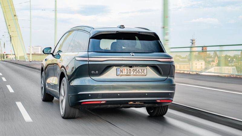 Der EL 8 tritt in der Luxusklasse an, hat zwei Motoren, Allradantrieb und mit seinem 100 KW-Akku eine Reichweite von bis zu 510 Kilometer. (Bild: Nio)