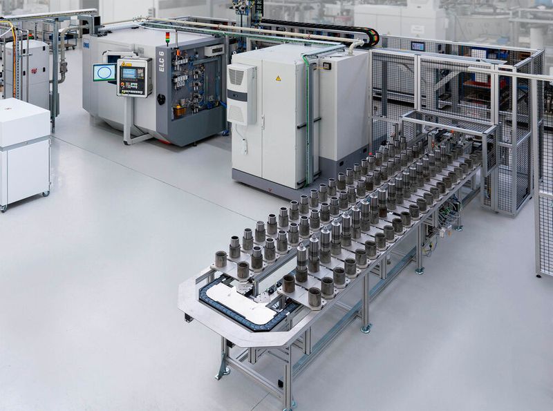 Die ELC 6 wurde von Emag Lasertec speziell für die hochproduktive Fertigung von Rotorwellen entwickelt. Mit ihr gelingt es, die Energie des Laserstrahls an der gebauten Rotorwelle exakt zu dosieren, was zu einer hohen Schweißgeschwindigkeit führt, wie es heißt. (Bild: Emag Lasertec)