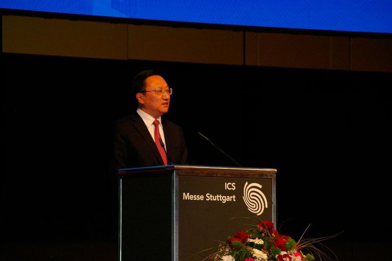 Dr. Miao Ruilin, Oberbürgermeister von Nanjing, stellte den Aktionsplan der Stadt für ausländische Unternehmen vor. (Bild: Doris Schulz)