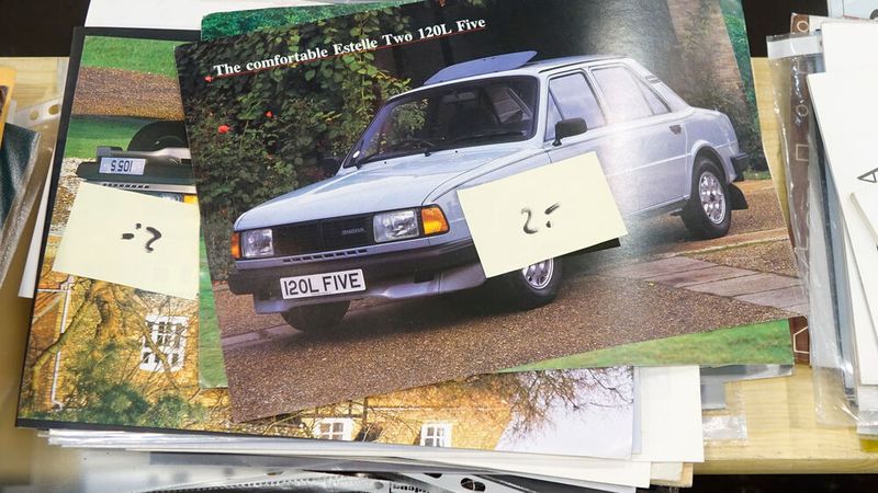 Wer auf in Deutschland eher „nischige“ Oldtimer steht, profitiert unter anderem von moderaten Preisen. Auch im Fall Prospekte ... (Bild: Dominsky – VCG)