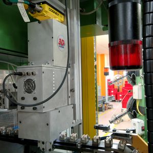 In platzsparender Bauweise ist das Bildverarbeitungssystem, bestehend aus Vision-System In-Sight 5400 und Beleuchtungseinrichtung, direkt in die vollautomatische Montagemaschine integriert.