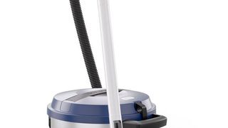 Der überarbeitete VP930 saugt jetzt mit einer Leistung von rund 37 Litern pro Sekunde und erreicht diese auch noch besonders leise, heißt es. Der große Hepa-Upstream-Filter pusht die Filterleistung außerdem um etwa 10 Prozent nach oben. (Bild: Nilfisk)