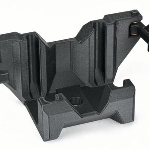 Durch die direkte Zuordnung von Attributen in den CAD-Modellen werden Zähigkeit- und Festigkeitsbereiche festgelegt, Kontrolle über Hohlräume gewährleistet, ausreichend Material um die Aussparungen herum sichergestellt und Nähte vermieden.