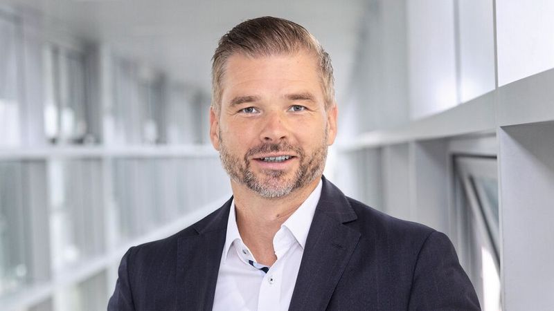 Martin Resch, Director Leapmotor Deutschland, setzt bei der Präsentation der Modelle im Schauraum auf die Kreativität seiner Partner. (Bild:  Stellantis)