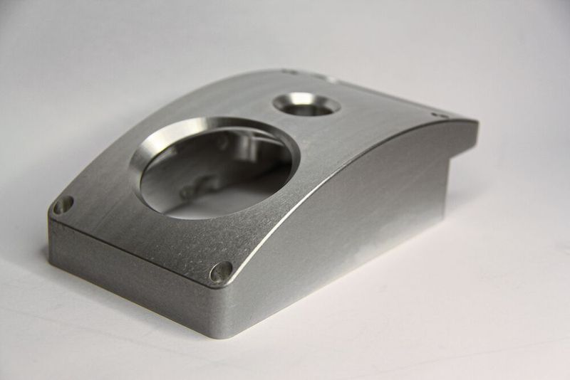 Bei diesem Aluminium-Gehäuse für eine Handbedieneinheit stehen ästhetische Ansprüche an die Oberfläche nach dem Gleitschleifen, Glasperlenstrahlen und Eloxieren im Vordergrund. (Bild: Circle)