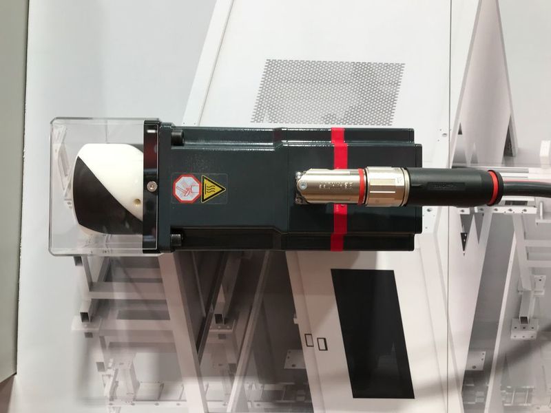 Beckhoff zeigte u.a. ei dezentrales Antriebssystem (AMP8000), das den Servoantrieb dirkt in den Servomotor integriert. Das Ergbnis: eine sehr kompakte Bauform.  (U. Drescher/konstruktionspraxis)