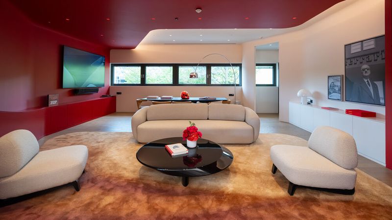 Neubau von Auto Kessel Zug AG in Sihlbrugg (Schweiz): alle Elemente der neuen Corporate Identity von Ferrari erstmals an einem Ort. (Bild: Ferrari)