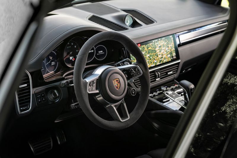 Innen unterscheiden sich die GTS-Modelle kaum vom normalen Cayenne: Teil-digitale Instrumente und ein großer Infotainment-Touchscreen. (Bild: Porsche)