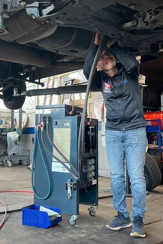Für Michael Fenzel sind Getriebeölspülungen seit acht Jahren ein fester und zudem überaus willkommener Baustein seines Serviceangebots.(Bild:  FUCHS LUBRICANTS GERMANY GmbH)