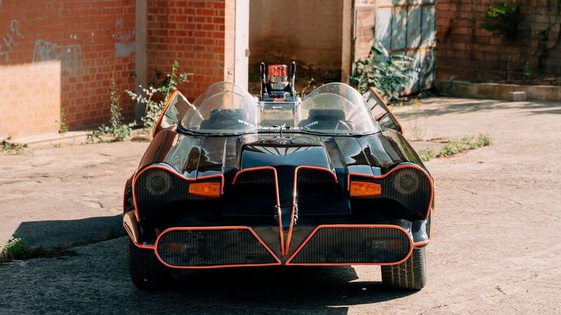 Im Jahr 1988 ließ Mark Perkins, ein Sammler von Autonachbauten der berühmtesten Fernsehserien und Filme, dieses Auto als Hommage an das Batmobil aus der Fernsehserie von 1966 komplett aus Metall und nicht aus Fiberglas bauen (Bild: Fabio Gentili Innocenti)