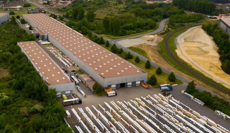 Blick von oben auf die Salzgitter Bauelemente GmbH. Der Mutterkonzern hat das Unternehmen, das für seine brandsicheren Sandwichsysteme bekannt ist, jetzt an den niederländischen Player Falk Bouwsystemen verkauft. Lesen Sie hier, was es damit auf sich hat ...
