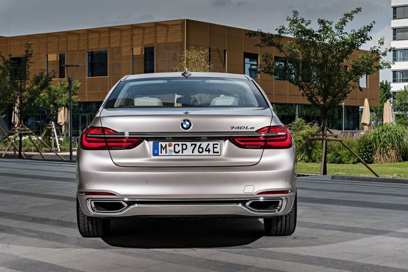 Im Zusammenspiel stellen E-Motor und Benziner die gleiche Leistung wie der Sechszylinder im 740i zur Verfügung. (BMW)