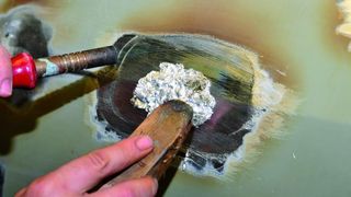 Während des Expertenmeetings Karosserie-Instandsetzung von »kfz-betrieb« konnte die Arbeit mit bleifreiem Schwemmzinn praktisch erprobt werden. (Archiv: Vogel Business Media)