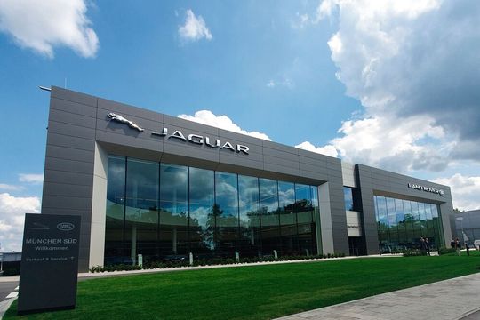 Auto Bierschneider betreibt seit Sommer 2019 in München das größte JLR-Autohaus der Welt. Auto Bierschneider betreibt seit Sommer 2019 in München das größte JLR-Autohaus der Welt.