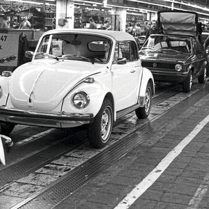 1979 liefen die letzten Käfer Cabriolets bei Karmann in Osnabrück vom Band (hier die US-Version mit Einspritzmotor samt G-Kat und den markanten Sicherheitsstoßfängern), direkt gefolgt vom neuen Golf I Cabrio.(Bild:  Volkswagen AG)