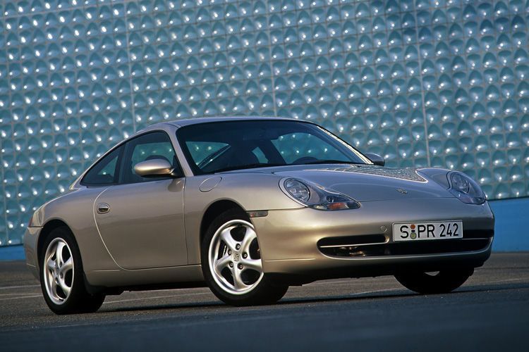 1997 präsentierte Porsche einen komplett neuen 911. Die Karosserie im klassischen Stil war größer, das Fahrwerk noch weiter verbessert. Darüber hinaus verfügte das Modell über eine stärkere Version des neuen wassergekühlten 6-Zylinder-Boxermotors. (Porsche)