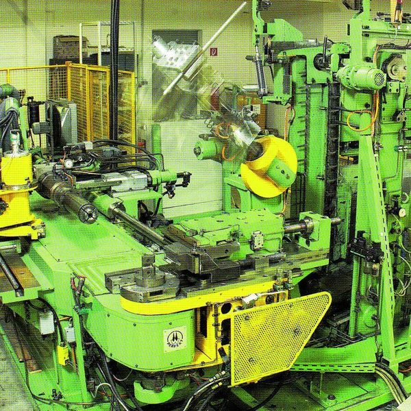 Bild 3: Vollautomatisierte Rohrbiegemaschine. (Archiv: Vogel Business Media)
